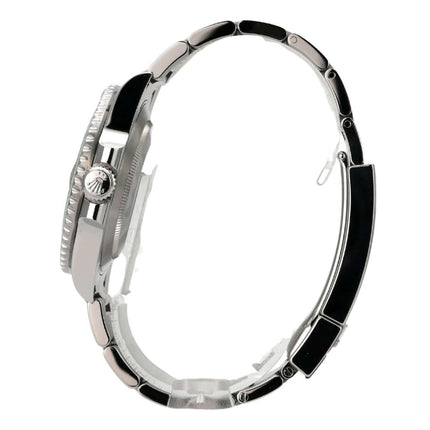 Rolex Submariner Date 116610LV Seitenansicht mit Oyster Edelstahlband und Sicherheitsfaltschließe.