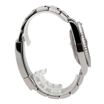 Seitenansicht der Rolex Submariner Date 116610LV mit poliertem Edelstahlband und Oyster-Gehäuse.