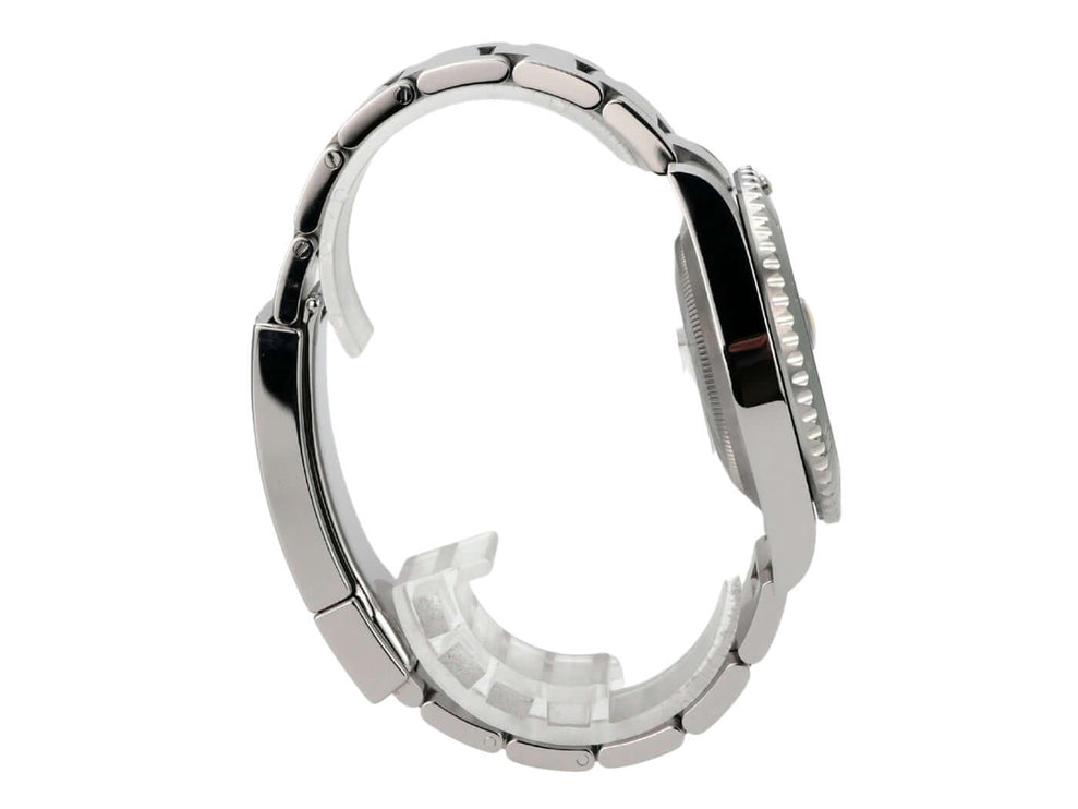 Seitenansicht der Rolex Submariner Date 116610LV mit poliertem Edelstahlband und Oyster-Gehäuse.