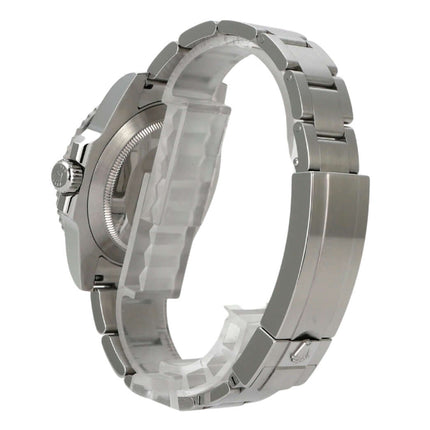 Seitenansicht der Rolex Submariner Date 116610LV mit Edelstahlband und Gehäuse aus poliertem und satiniertem Edelstahl.