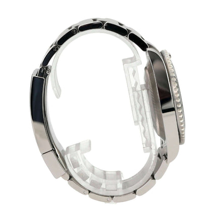 Seitenansicht der Rolex Submariner Date 116610LV mit poliertem und satiniertem Edelstahlgehäuse.