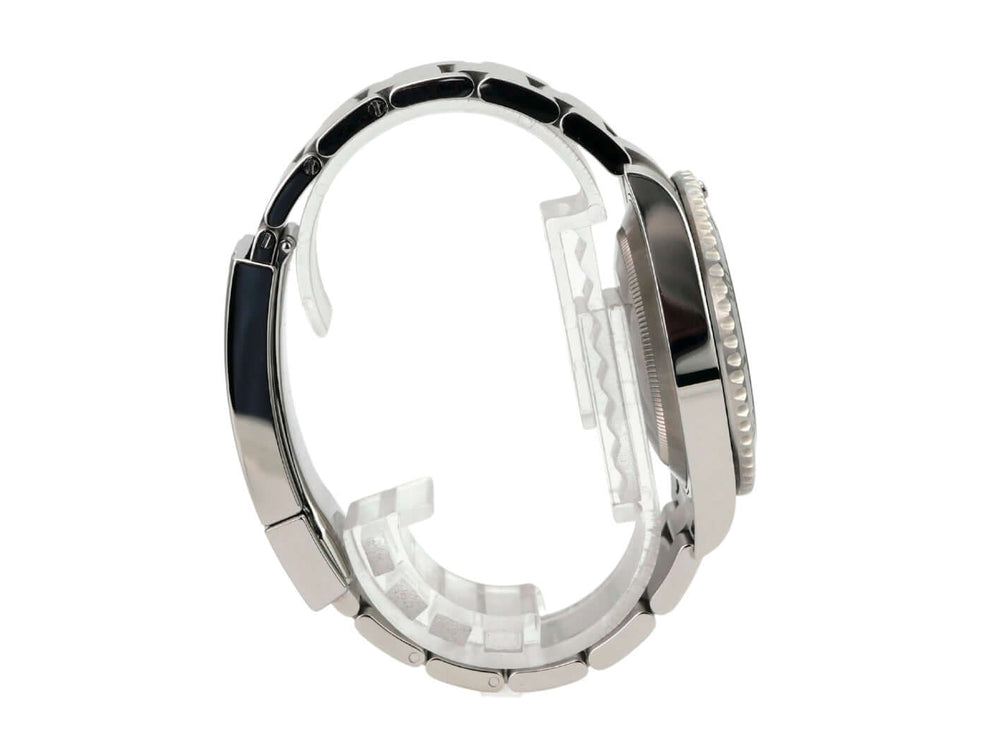 Seitenansicht der Rolex Submariner Date 116610LV mit poliertem und satiniertem Edelstahlgehäuse.