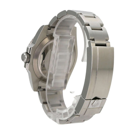 Rolex Submariner Date 116610LV seitliche Abbildung mit Edelstahlgehäuse und Oysterarmband.