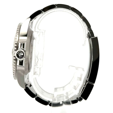 Seitenansicht der Rolex Submariner Date LV 116610LV mit Edelstahlgehäuse und schwarzem Armband