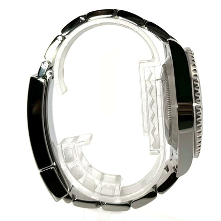 Seitenansicht der Rolex Submariner Date LV 116610LV mit Edelstahlgehäuse und grünem Zifferblatt.