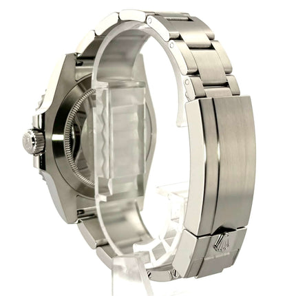 Seitenansicht der Rolex Submariner Date LV 116610LV aus Edelstahl mit Oyster Armband und Sicherheitsfaltschließe.