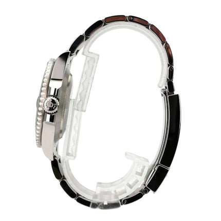 Seitenansicht der Rolex Submariner Date 116610LV mit Edelstahl- und Keramikelementen.