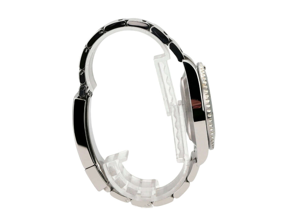 Seitenansicht der Rolex Submariner Date 116610LV mit Edelstahl-Gehäuse und poliertem Oyster-Armband.