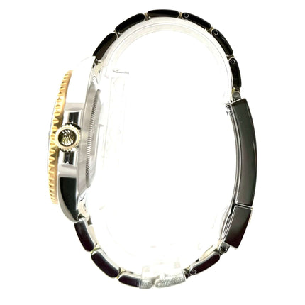 Rolex Submariner Date 116613LB Seitenansicht Edelstahl 18 kt Gelbgoldgehäuse und Armband, Drehbare Lünette mit blauer Keramik Einlage.