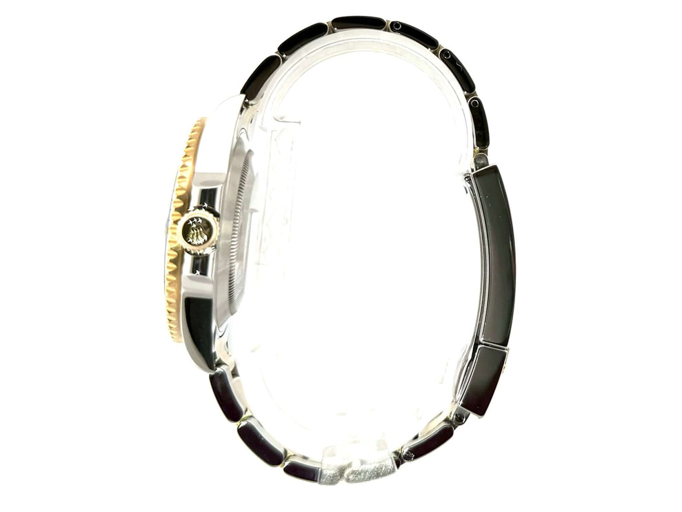 Rolex Submariner Date 116613LB Seitenansicht Edelstahl 18 kt Gelbgoldgehäuse und Armband, Drehbare Lünette mit blauer Keramik Einlage.