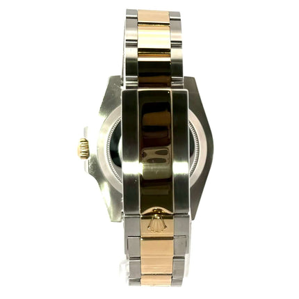 Rückansicht des Rolex Submariner Date 116613LB Edelstahl / Gelbgold Armbands aus poliertem und satiniertem Edelstahl und 18 Karat Gelbgold.