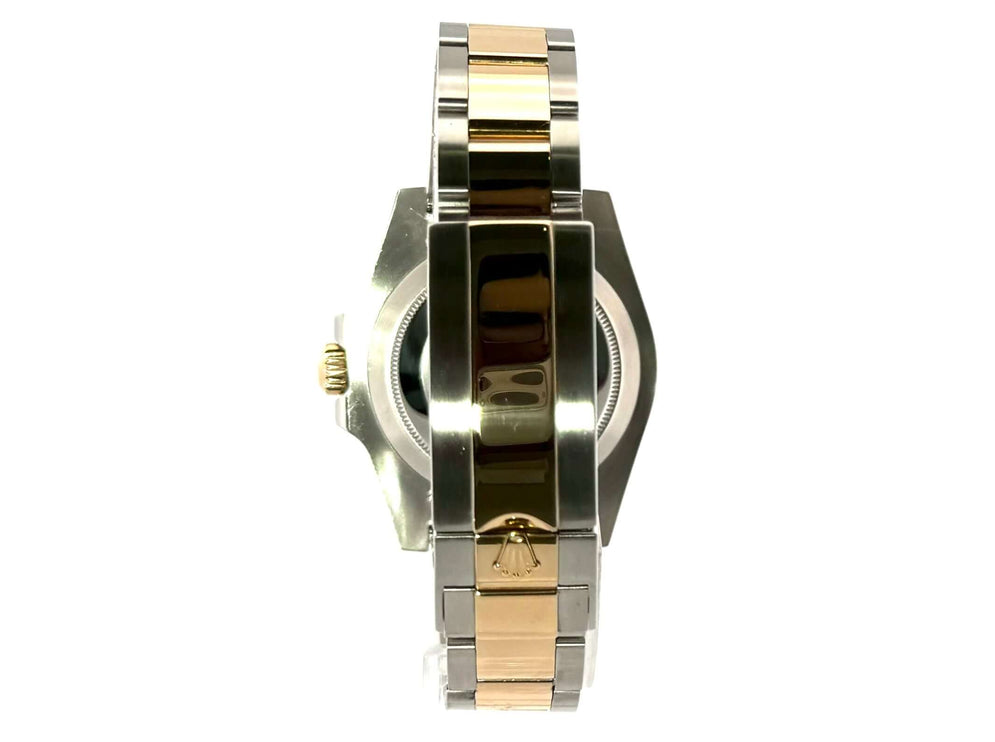 Rückansicht des Rolex Submariner Date 116613LB Edelstahl / Gelbgold Armbands aus poliertem und satiniertem Edelstahl und 18 Karat Gelbgold.