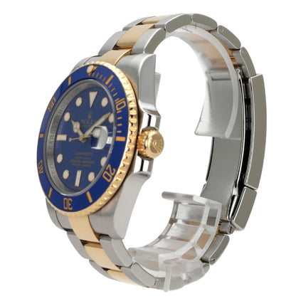 Rolex Submariner Date 116613LB Edelstahl Gelbgold seitliche Ansicht mit blauer Lünette und armband aus Edelstahl und Gelbgold.