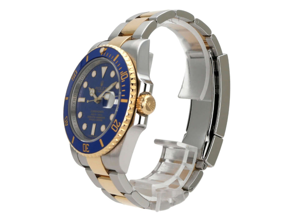 Rolex Submariner Date 116613LB Edelstahl Gelbgold seitliche Ansicht mit blauer Lünette und armband aus Edelstahl und Gelbgold.