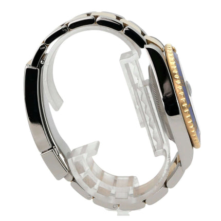 Rolex Submariner Date 116613LB Edelstahl Gelbgold seitliche Ansicht des Armbands und Gehäuses.