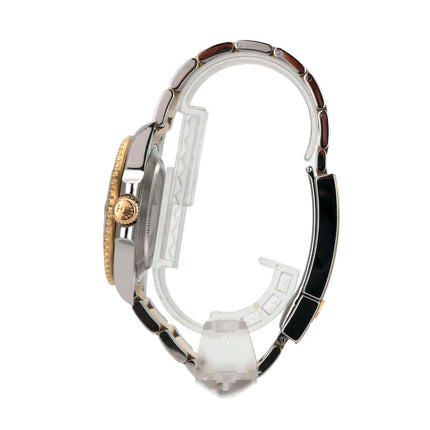 Seitenansicht der Rolex Submariner Date 116613LB mit Edelstahl- und Gelbgoldarmband in polierter und satinierter Optik.