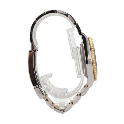 Seitenansicht der Rolex Submariner Date 116613LB aus Edelstahl und Gelbgold, mit drehbarer Lünette und poliertem Armband.