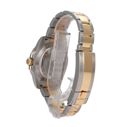 Rolex Submariner Date 116613LB, Edelstahl und Gelbgold, seitliche Ansicht mit poliertem Armband.