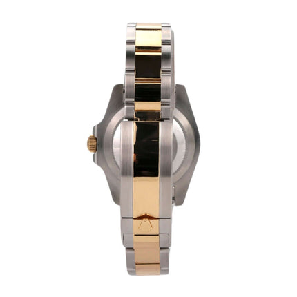 Seitenansicht der Rolex Submariner Date 116613LB mit Edelstahl- und Gelbgold-Armband