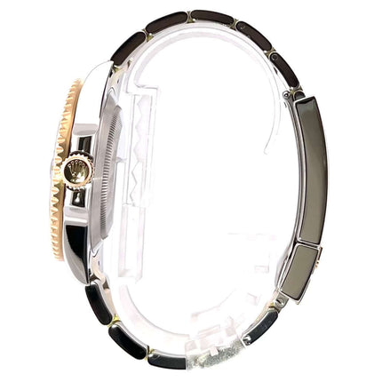 Seitliche Ansicht der Rolex Submariner Date 116613LB Edelstahl und Gelbgold Armband mit blauer Keramik-Lünette