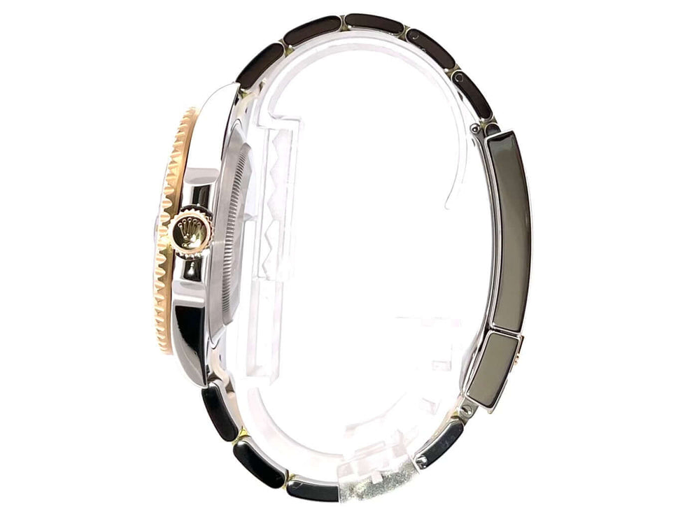 Seitliche Ansicht der Rolex Submariner Date 116613LB Edelstahl und Gelbgold Armband mit blauer Keramik-Lünette