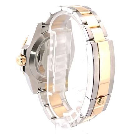 Rückansicht der Rolex Submariner Date 116613LB in Edelstahl und Gelbgold mit poliertem und satiniertem Armband