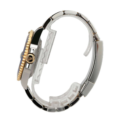Rolex Submariner Date 116613LB Edelstahl Gelbgold aus 2019, seitliche Ansicht des Gehäuses und Armbands.
