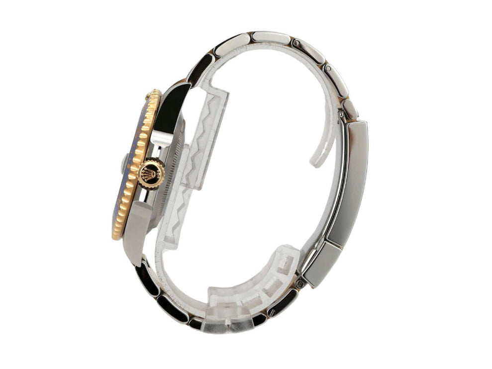 Rolex Submariner Date 116613LB Edelstahl Gelbgold aus 2019, seitliche Ansicht des Gehäuses und Armbands.