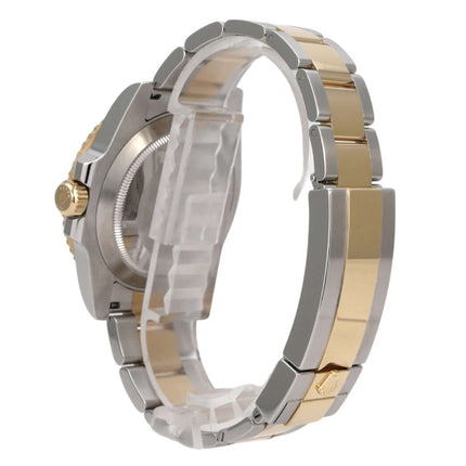 Rolex Submariner Date 116613LB Edelstahl Gelbgold, Seitenansicht mit Oyster-Armband und blauem Zifferblatt