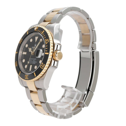 Rolex Submariner Date Edelstahl Gelbgold 116613LN mit schwarzem Zifferblatt und drehbarer Lünette, seitliche Ansicht.