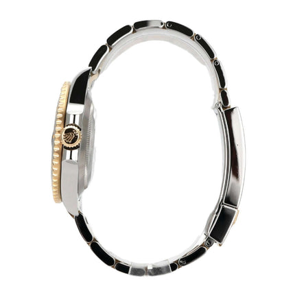 Seitenansicht der Rolex Submariner Date Edelstahl / Gelbgold 116613LN mit poliertem Gehäuse und Lünette.