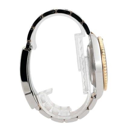 Seitenansicht der Rolex Submariner Date Edelstahl Gelbgold 116613LN mit poliertem Armband und geriffelter Lünette.