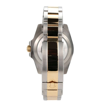 Seitenansicht der Rolex Submariner Date Edelstahl und Gelbgold, Ref. 116613LN mit poliertem und satiniertem Armband.