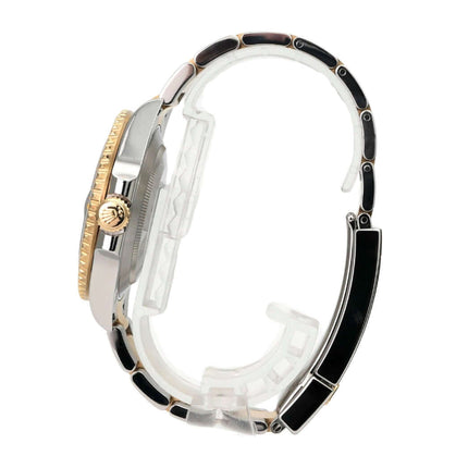 Rolex Submariner Date 116613LN seitlicher Blick auf das Edelstahl- und Gelbgoldgehäuse mit Armband.