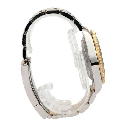 Seitenansicht der Rolex Submariner Date 116613LN mit Edelstahl- und Gelbgold-Armband.