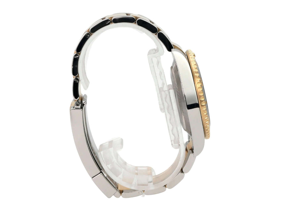 Seitenansicht der Rolex Submariner Date 116613LN mit Edelstahl- und Gelbgold-Armband.