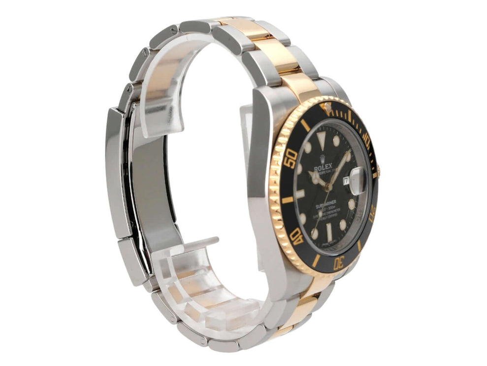 Rolex Submariner Date 116613LN, Edelstahl und 18 kt Gelbgold mit schwarz-satinierter Lünette und Oyster-Armband.
