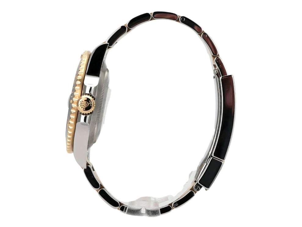 Seitenansicht der Rolex Submariner Date 116613LN mit Edelstahl- und Gelbgoldarmband.