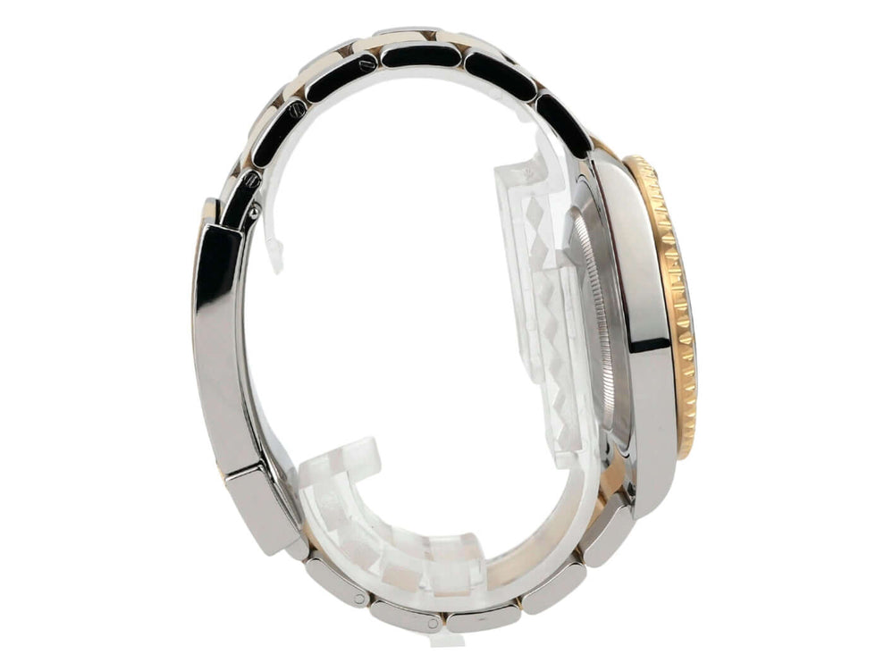 Seitenansicht der Rolex Submariner Date 116613LN mit poliertem Edelstahl- und Gelbgoldarmband.