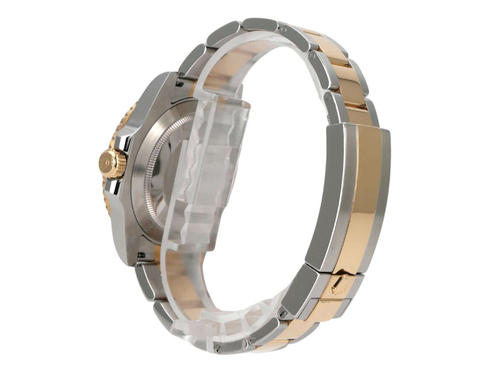 Rolex Submariner Date 116613LN Armband aus Edelstahl / 18 kt Gelbgold, seitliche Ansicht, poliert und satiniert.