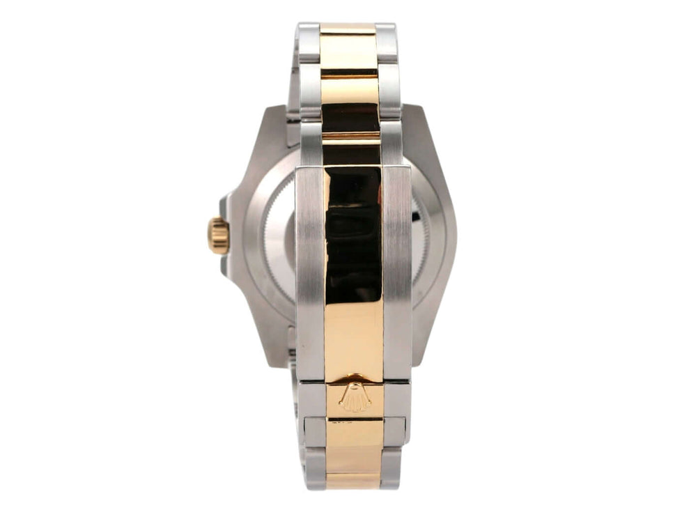 Seitenansicht der Rolex Submariner Date 116613LN mit Edelstahl- und 18 kt Gelbgold-Armband.