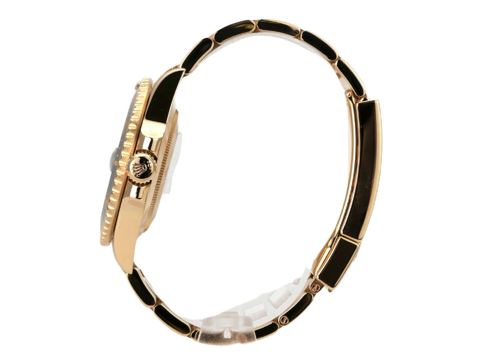 Rolex Submariner Date Gelbgold 116618LN von der Seite, mit 18 Karat Gelbgold und schwarzer Keramik Einlage.