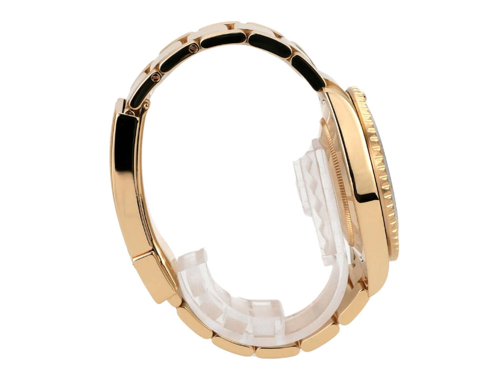 Rolex Submariner Date Gelbgold 116618LN seitliche Ansicht des Gehäuses aus 18 Karat Gelbgold mit schwarzer Keramikeinlage.