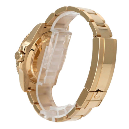Rolex Submariner Date Gelbgold 116618LN seitliche Ansicht mit 18 Karat Gelbgold Armband und polierter Oberfläche