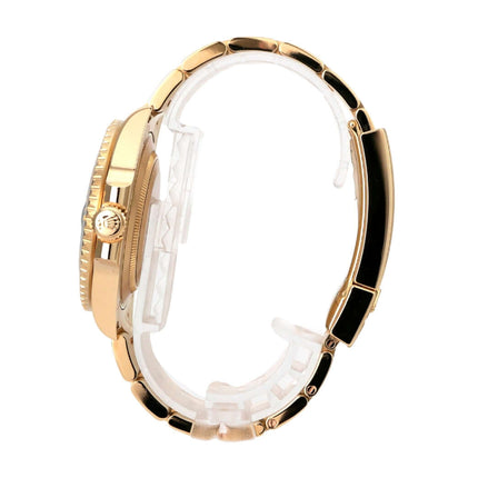 Seitenansicht des Rolex Submariner Date Gelbgold 116618LN mit poliertem Gehäuse und Oyster-Armband.