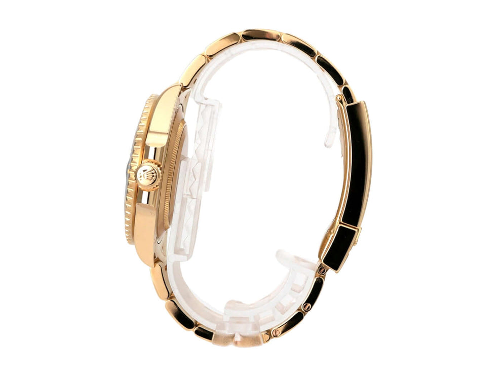 Seitenansicht des Rolex Submariner Date Gelbgold 116618LN mit poliertem Gehäuse und Oyster-Armband.