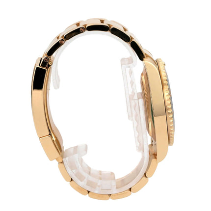 Rolex Submariner Date Gelbgold 116618LN seitliche Ansicht des 18 Karat Gelbgold Armbands und Gehäuses.