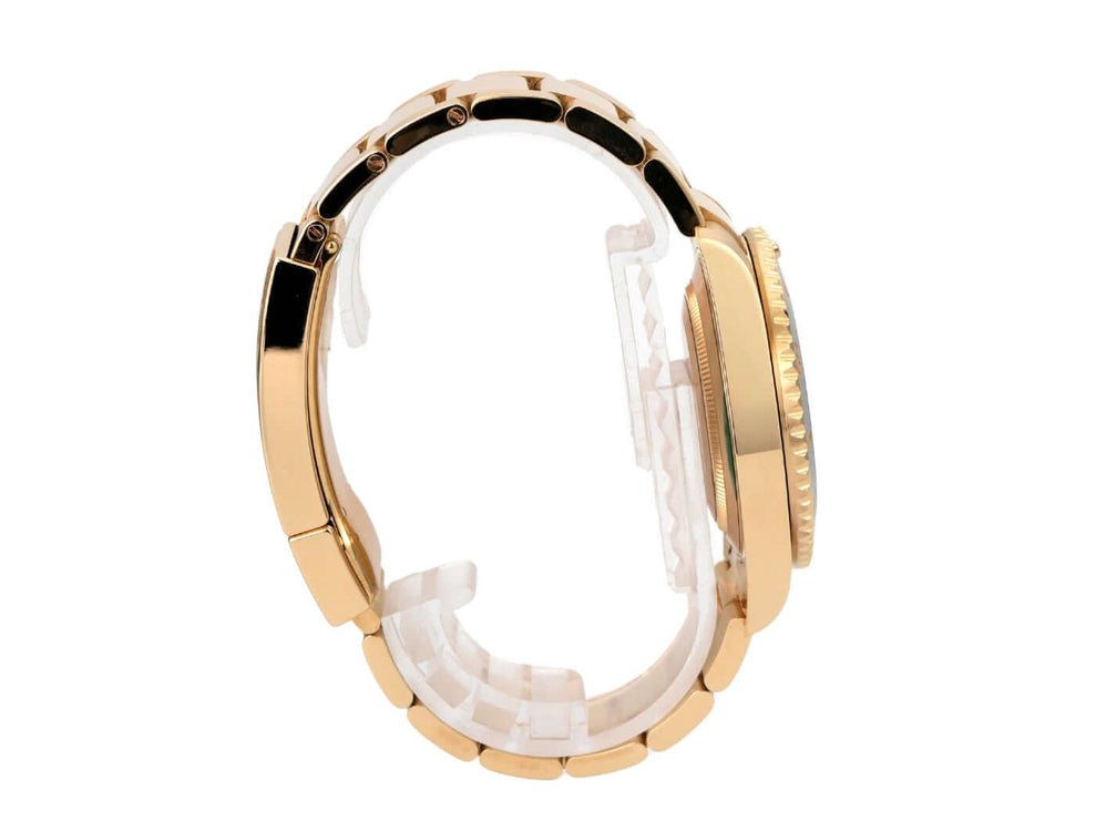 Rolex Submariner Date Gelbgold 116618LN seitliche Ansicht des 18 Karat Gelbgold Armbands und Gehäuses.