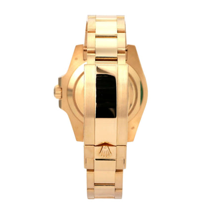 Seitenansicht der Rolex Submariner Date Gelbgold 116618LN mit poliertem und satiniertem 18 Karat Gelbgoldarmband.