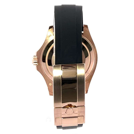 Rückansicht der Rolex Yacht-Master 116655 Everose-Gold mit Oyster Kautschukband und Sicherheitsfaltschließe